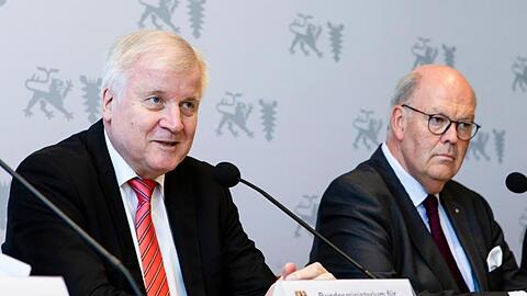 Auf der Innenministerkonferenz im schleswig-holsteinischen Kiel halten Bundesinnenminister Horst Seehofer (CSU, l-r) und Hans-Joachim Grote (CDU), Innenminister von Schleswig-Holstein, eine Pressekonferenz zusammen.
