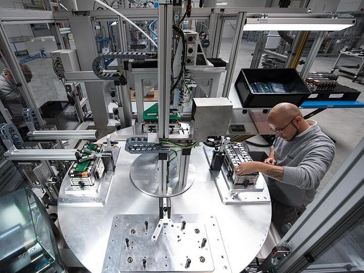 Batteriefabrik von Akasol: Das Unternehmen produziert Hochleistungs-Batteriesysteme für elektrifizierte Busse, Trucks, Schiffe und andere Nutzfahrzeuge.