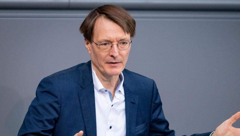 Karl Lauterbach, SPD-Bundestagsabgeordneter, bei einer Sitzung des Bundestages. Er glaubt an eine Entspannung der Corona-Lage im Sommer - "weil wir dann sehr viel breiter impfen können".
