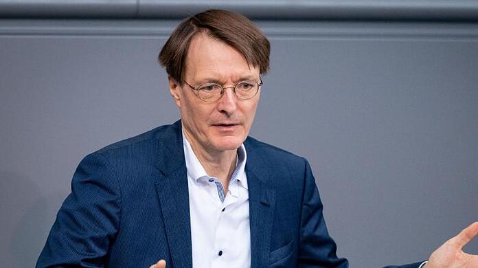 Karl Lauterbach, SPD-Bundestagsabgeordneter, bei einer Sitzung des Bundestages. Er glaubt an eine Entspannung der Corona-Lage im Sommer - "weil wir dann sehr viel breiter impfen können".