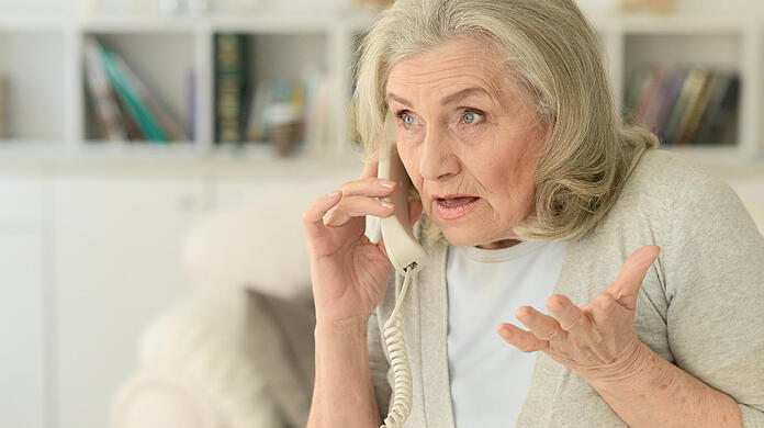 Sprawcy próbujący oszukać seniorów coraz częściej polegają na rozmowach telefonicznych, a w niektórych przypadkach nawet z call center.