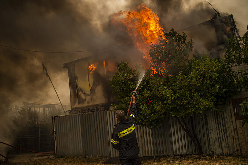 Afidnes: Feuerwehrleute versuchen einen Waldbrand in einem Waldgebiet nördlich von Athen zu löschen.