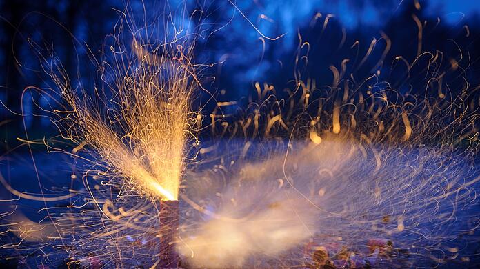 Wegen illegaler Pyrotechnik musste die Polizei innerhalb eines Tages über 130 Mal ausrücken. (Symbolbild)