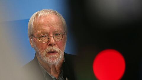 Heiner Keupp, Sozialpsychologe, beantwortet Fragen von Journalisten.