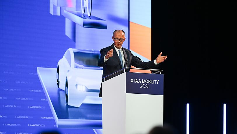 Kanzler Merz spricht bei der IAA-Eröffnung.
