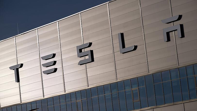 Der Werksleiter der Tesla-Fabrik in Gr&uuml;nheide, Andr&eacute; Thierig, zeigt sich zuversichtlich f&uuml;r das Jahr 2026. (Archivbild)