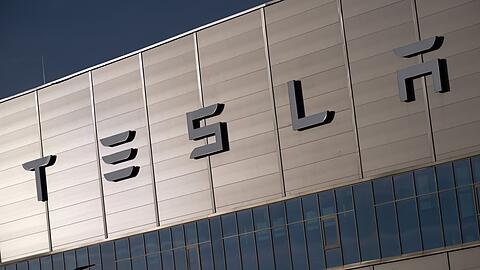 Der Werksleiter der Tesla-Fabrik in Gr&uuml;nheide, Andr&eacute; Thierig, zeigt sich zuversichtlich f&uuml;r das Jahr 2026. (Archivbild)