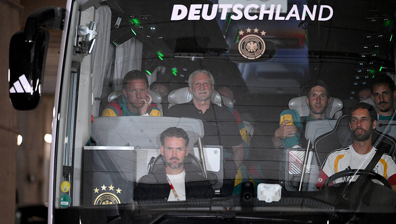 Fussball International Testspiel WM 2026 in Mainz Deutschland - Finnland 31.05.2026 Ankunft der Deutschen Manschaft im Bus am Stadion, v. li., Bundestrainer Julian Nagelsmann, Sportdirektor Rudi Voeller *** Football International Test match World Cup 2026 in Mainz Germany Finland 31 05 2026 Arrival of the German team in the bus at the stadium, from left, national coach Julian Nagelsmann, sports director Rudi Voeller Fussball International Testspiel WM 2026 in Mainz Deutschland - Finnland 31.05.2026 Ankunft der Deutschen Manschaft im Bus am Stadion, v. li., Bundestrainer Julian Nagelsmann, Sportdirektor Rudi Voeller *** Football International Test match World Cup 2026 in Mainz Germany Finland 31 05 2026 Arrival of the German team in the bus at the stadium, from left, national coach Julian Nagelsmann, sports director Rudi Voeller