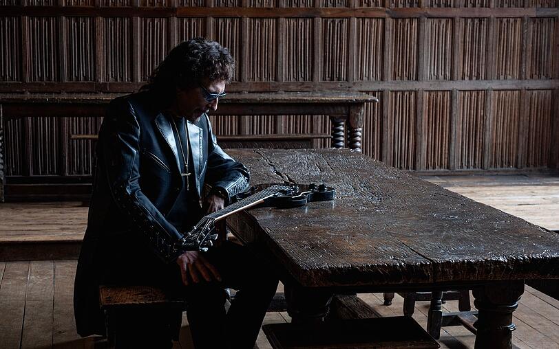 Tony Iommi zieht mit seiner Gitarre in ein neues episches Heavy-Metal-Abenteuer: Das Album "From The Dark" ist ab sofort erh&auml;ltlich.