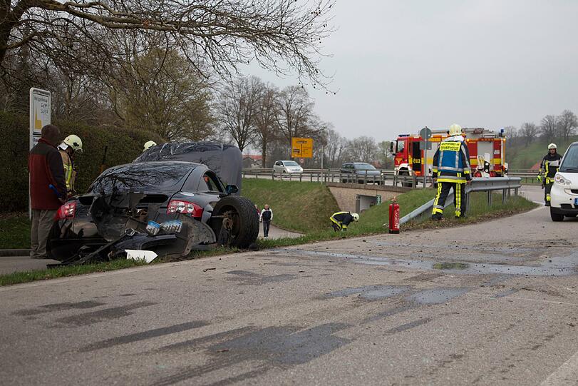 Wo ist der Unfallfahrer? Nach dem Crash am Waginger Kreisverkehr ist nur noch das Wrack des Audi TT da. Der ist komplett zerstört.