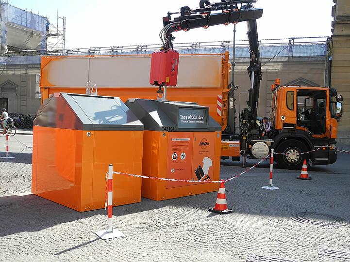 Knallorange und gut zu erkennen: Die neuen Altkleider-Container der Stadt.