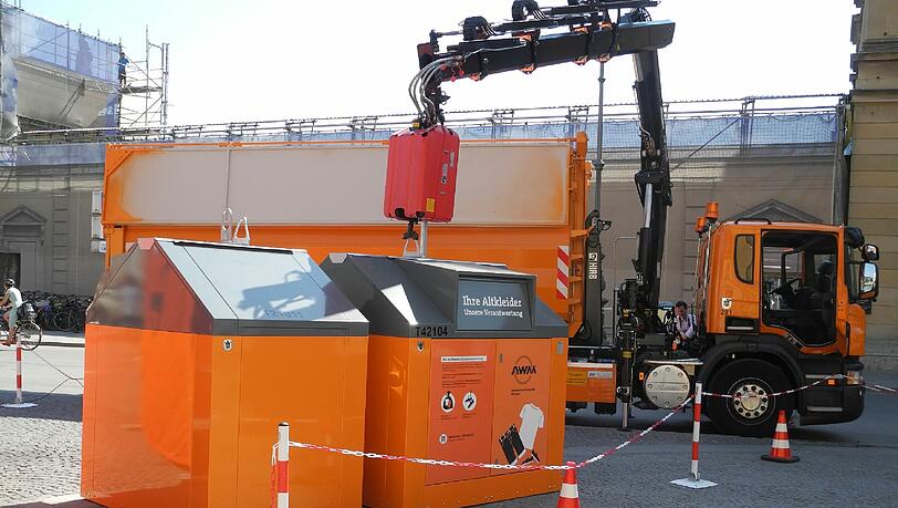 Knallorange und gut zu erkennen: Die neuen Altkleider-Container der Stadt. Knallorange und gut zu erkennen: Die neuen Altkleider-Container der Stadt.