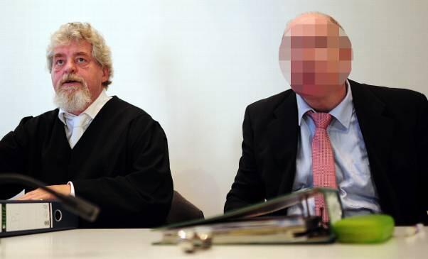Der Angeklagte Frauenarzt beim Prozessauftakt in Frankenthal (Rheinland-Pfalz) neben seinem Anwalt Götz Stuckensen