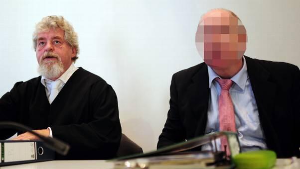 Der Angeklagte Frauenarzt beim Prozessauftakt in Frankenthal (Rheinland-Pfalz) neben seinem Anwalt Götz Stuckensen Der Angeklagte Frauenarzt beim Prozessauftakt in Frankenthal (Rheinland-Pfalz) neben seinem Anwalt Götz Stuckensen