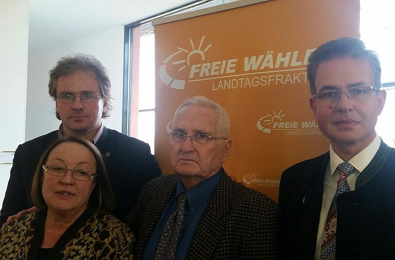 Nach dem Treffen im Landtag: Emese, Mate und Bence Toth mit dem Abgeordneten Florian Streibl (Freie Wähler).