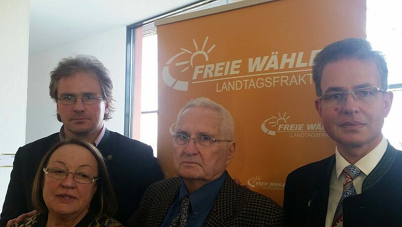 Nach dem Treffen im Landtag: Emese, Mate und Bence Toth mit dem Abgeordneten Florian Streibl (Freie Wähler).
