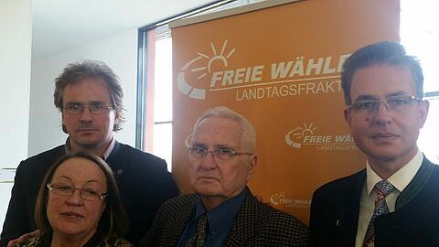 Nach dem Treffen im Landtag: Emese, Mate und Bence Toth mit dem Abgeordneten Florian Streibl (Freie Wähler).