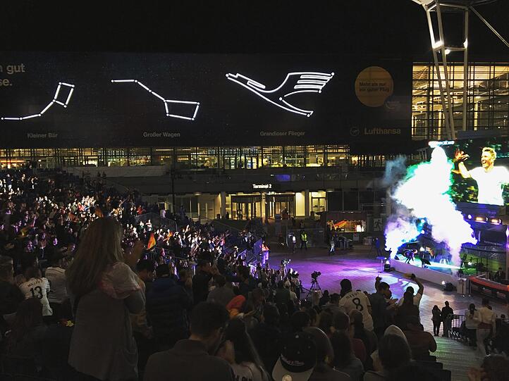 40 Quadratmeter High-End-LED-Leinwand, 2000 Zuschauer, Musik, Essen und Trinken &ndash; und WM-Spannung pur: Sei live dabei beim packendsten Fußballerlebnis Münchens im MAC-Forum am Flughafen.