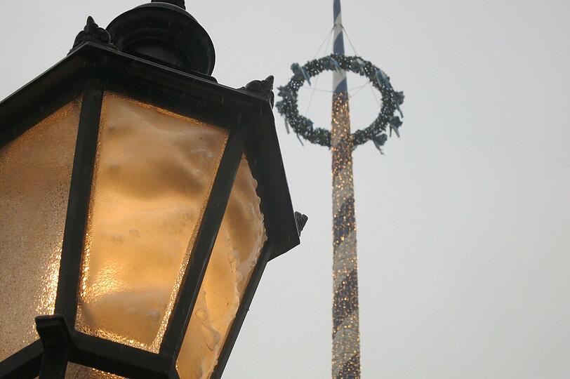 Auch die Straßenlampe wurde durch die Hitze beschädigt.