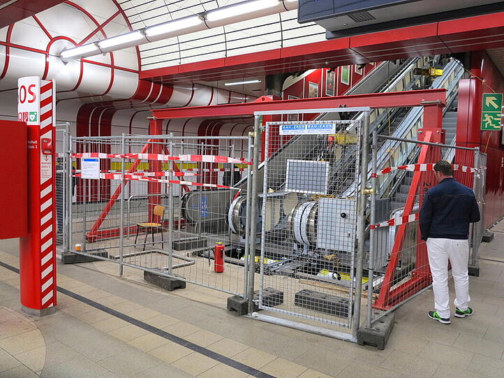 An der U-Bahnstation vom Ostbahnhof,  Eingang Nord ist bis Ende Mai eine Baustelle: drei Fahrtreppen werden ausgetauscht.