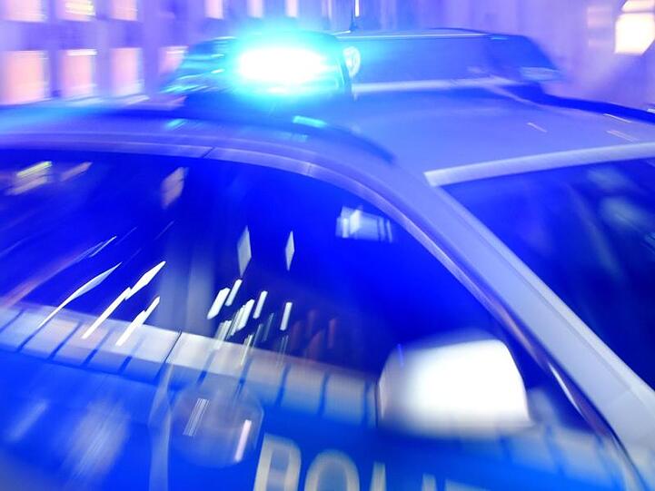 Ein Streifenwagen der Polizei steht mit eingeschaltetem Blaulicht auf der Straße. Foto: Carsten Rehder/dpa/Archiv