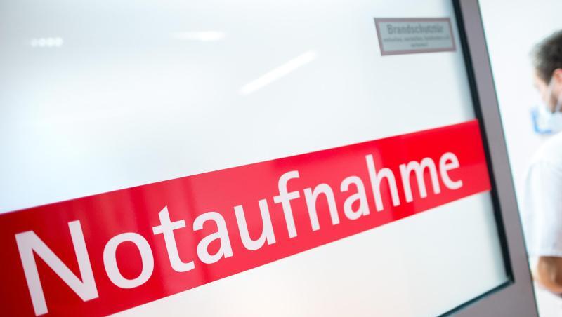 Ein Krankenpfleger geht in einem Klinikum durch eine Glastür mit der Aufschrift "Notaufnahme". Foto: Hauke-Christian Dittrich/Archivbild Ein Krankenpfleger geht in einem Klinikum durch eine Glastür mit der Aufschrift "Notaufnahme". Foto: Hauke-Christian Dittrich/Archivbild