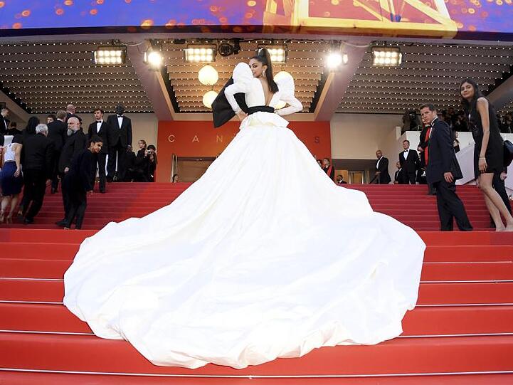 Die Schleppe der indischen Schauspielerin Deepika Padukone ist lang - sehr lang.