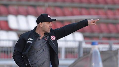 Der Würzburger Trainer Bernhard Trares.