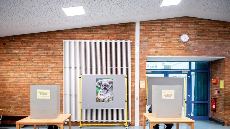 Wahllokal im Foyer einer Grundschule in Oldenburg. In ganz Niedersachsen werden die Abgeordneten in den kommunalen Vertretungen wie den Kreistagen, Stadt- und Gemeinderäten, Samtgemeinderäten, Stadtbezirksräten sowie Ortsräten gewählt.