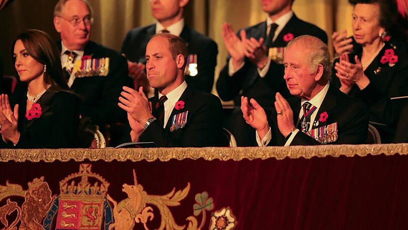 V.l.n.r.: Prinzessin Kate, Prinz William, König Charles III. und Königsgemahlin Camilla. Rechts hinter Charles sitzt Prinzessin Anne.