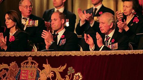 V.l.n.r.: Prinzessin Kate, Prinz William, König Charles III. und Königsgemahlin Camilla. Rechts hinter Charles sitzt Prinzessin Anne.