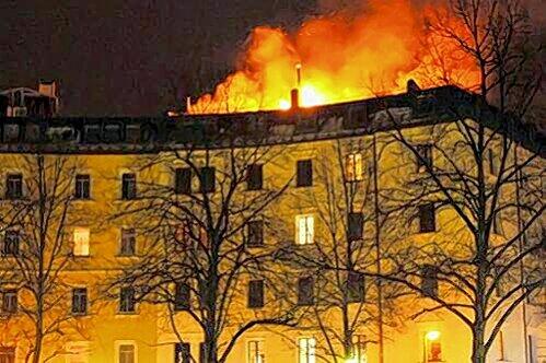 Heller Flammenschein im Münchner Osten: Ein Dachstuhl fing Feuer.