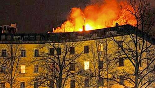 Heller Flammenschein im Münchner Osten: Ein Dachstuhl fing Feuer. Heller Flammenschein im Münchner Osten: Ein Dachstuhl fing Feuer.