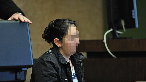 Die Angeklagte Beta S. (34) nimmt ihre Nichte Sabrina (13) mit zum Einbrechen. Die Angeklagte Beta S. (34) nimmt ihre Nichte Sabrina (13) mit zum Einbrechen.