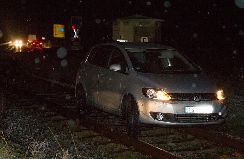 Einfach mitten auf die Gleise gelenkt: Ein Wagen steckt am Samstagabend auf den Schienen fest. Über eine Stunde dauerte die Bergung. Der Zugverkehr war gesperrt.