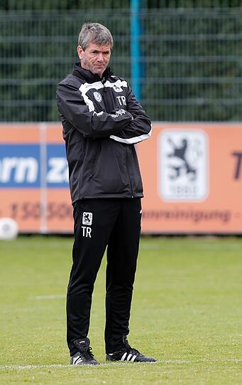Training an der Grünwalder: Friedhelm Funkel bei der Einheit mit dem TSV 1860. Die Bilder