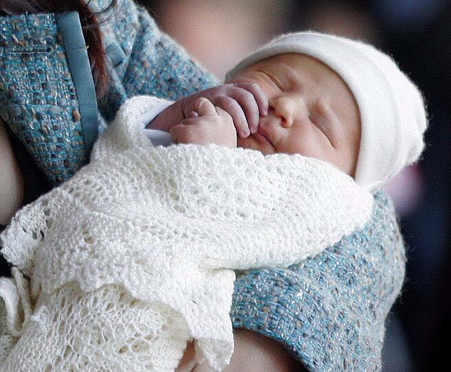 Dieser süße Fratz ist Prinz Christian von Dänemark. Seine Eltern, Kronprinz Frederik und Prinzessin Mary, präsentierten ihn kurz nach seiner Geburt zum ersten Mal der Presse.