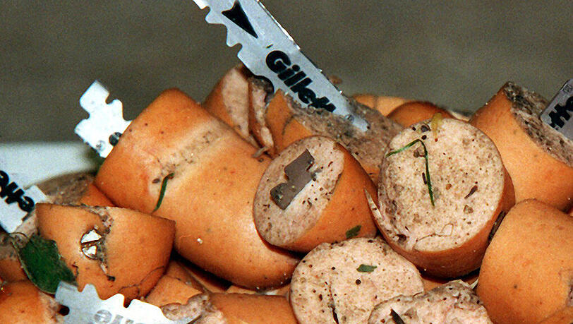 Immer wieder verstecken Tierhasser gefährliche Köder mit Rasierklingen oder Gift. Der Täter in Weiding nutzte keine Wurst wie auf dem Bild, sondern Thunfisch zur Tarnung. (Symbolbild) Immer wieder verstecken Tierhasser gefährliche Köder mit Rasierklingen oder Gift. Der Täter in Weiding nutzte keine Wurst wie auf dem Bild, sondern Thunfisch zur Tarnung. (Symbolbild)