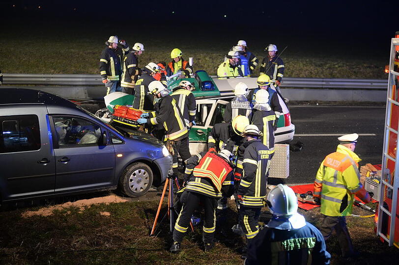 Ein Linienbus und zwei Autos sind am Montag bei Grabenstätt (Kreis Traunstein) zusammengestoßen. Die Bilder von der Unfallstelle.