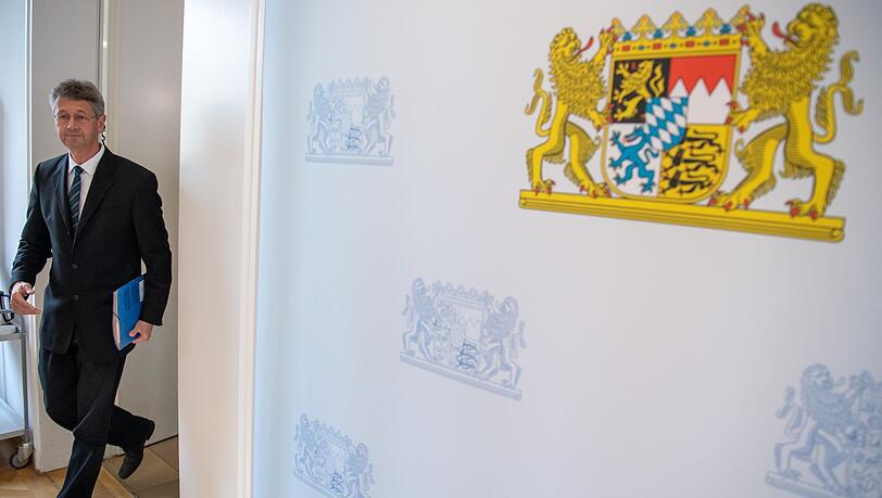Kultusminister Michael Piazolo (Freie Wähler) betritt den Raum bei einer Pressekonferenz. Kultusminister Michael Piazolo (Freie Wähler) betritt den Raum bei einer Pressekonferenz.