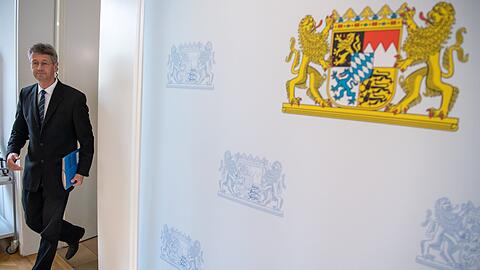 Kultusminister Michael Piazolo (Freie Wähler) betritt den Raum bei einer Pressekonferenz.