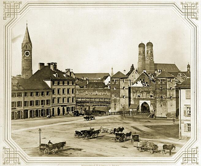 Blick auf den Sendlinger-Tor-Platz im Jahr 1857. Vor dem Tor erkennt man noch den Stadtgraben, über den eine kleine Brücke führt. Im Hintergrund (von links): die Kreuzkirche, die Spitze der Salvatorkirche, die Frauentürme und das Türmchen der Asamkirche.