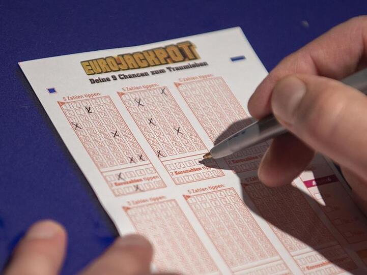 Nach zehn Wochen ohne Hauptgewinn ist der Jackpot geknackt worden.