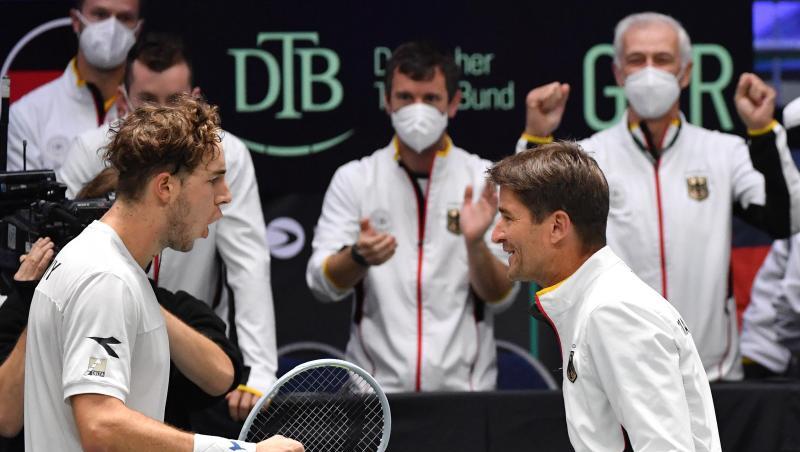 Jan-Lennard Struff (l) und Kapitän Michal Kohlmann jubeln nach dem Spiel.