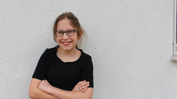 Gerade trägt Julana am liebsten schwarze Klamotten - mal Hosen, mal Kleider. Ringe und Ohrringe gehören aber immer mit zum Outfit.