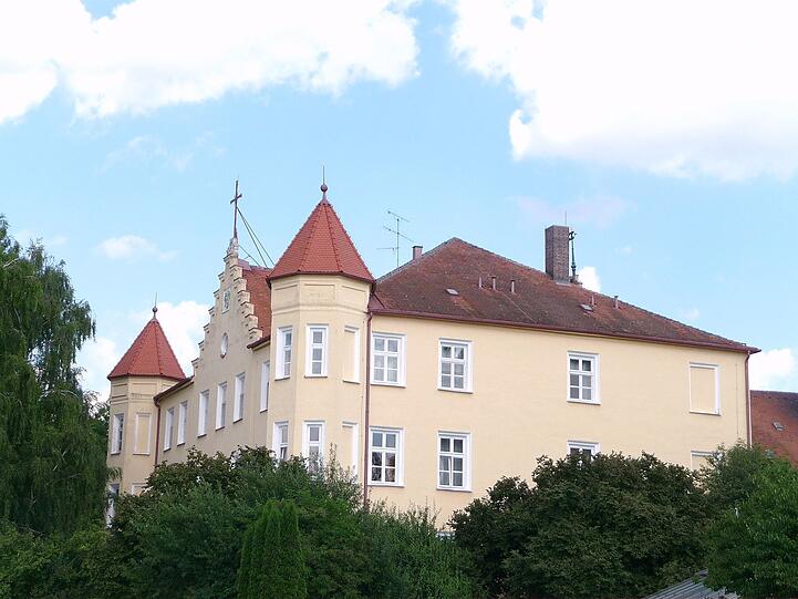 Schloss Mengkofen in Niederbayern, ein ehemaliges Kloster, steht nur zum Teil unter Denkmalschutz. Bereiche des Gebäudes wurden entfernt, da es als Reha-Klinik umfunktioniert werden soll.