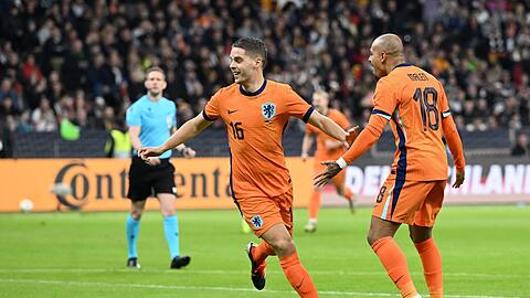 Joey Veerman (l) brachte die Niederlande früh in Führung.