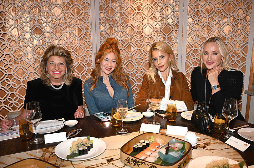 Ließen es sich schmecken: Babette Albrecht, Palina Rojinski, Caro Daur und Petra Winter auf dem "CeU loves Kunst"-Award.