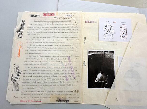 Mit dem roten Stempel "Geheim": Atom-Dokument im Archiv des Deutschen Museums in München.