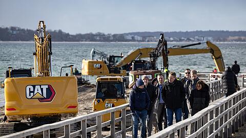 Gro&szlig;er Einsatz zur Rettung des gestrandeten Buckelwals